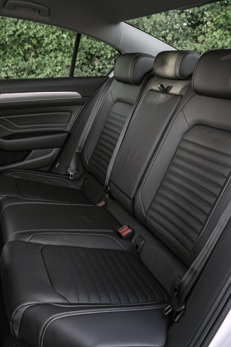 Интерьер Volkswagen Passat GTE (B8) 2019 года  (UK) (фото 25 из 26)